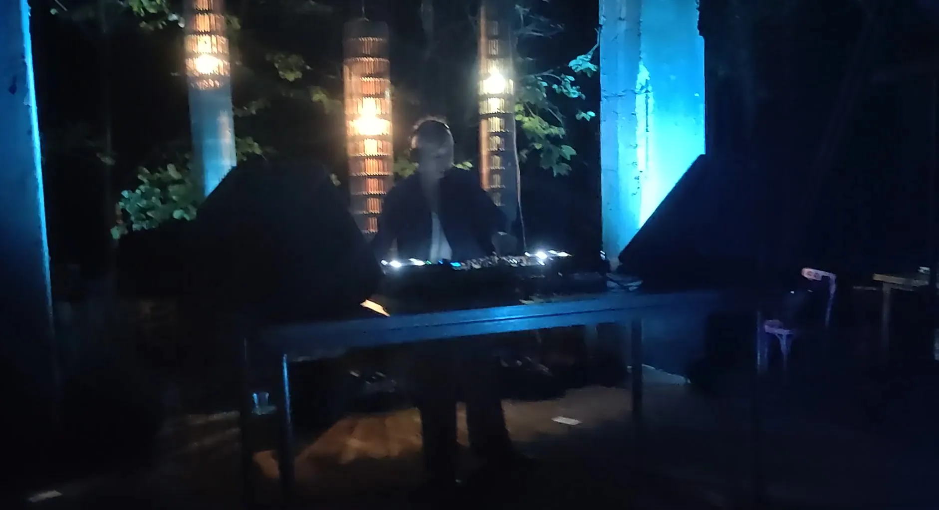Noční DJ set pod lampiony v prostoru dolu Etna